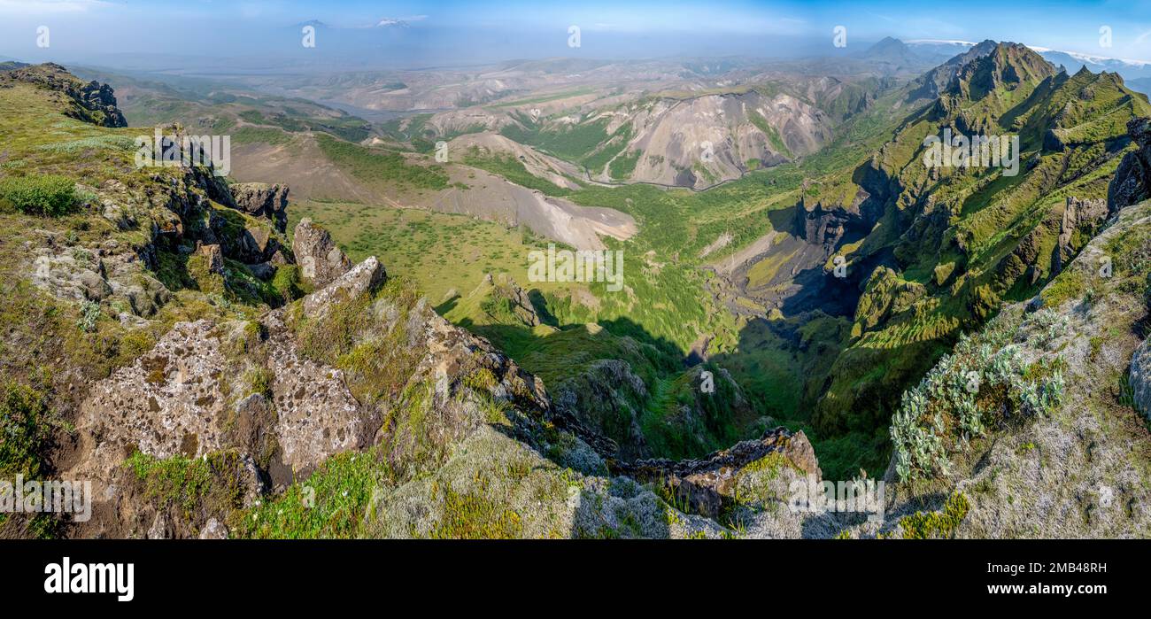 Spitze grüne Berggipfel auf dem Kamm von Tindfjoell, überwucherte Tufa-Felsen, wilde Natur, isländische Highlands, Porsmoerk, Suourland, Island Stockfoto