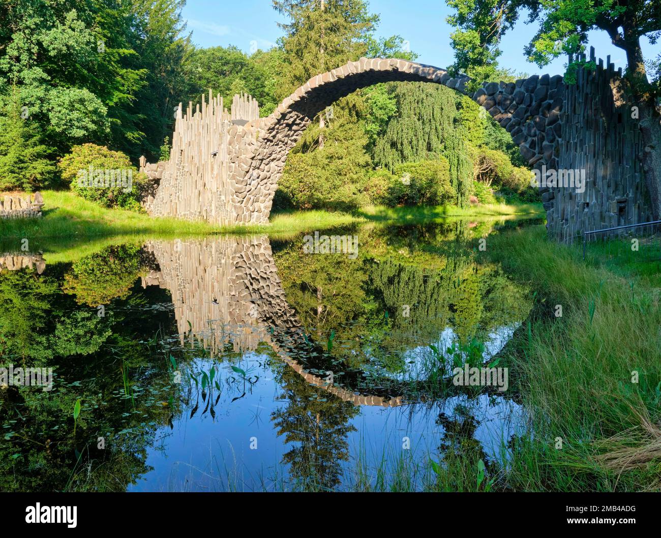 Rakotz-Brücke, auch Teufelsbrücke, auf der Azalea und Rhododendron-Park Kromlau, Gablenz, Sachsen, Deutschland Stockfoto