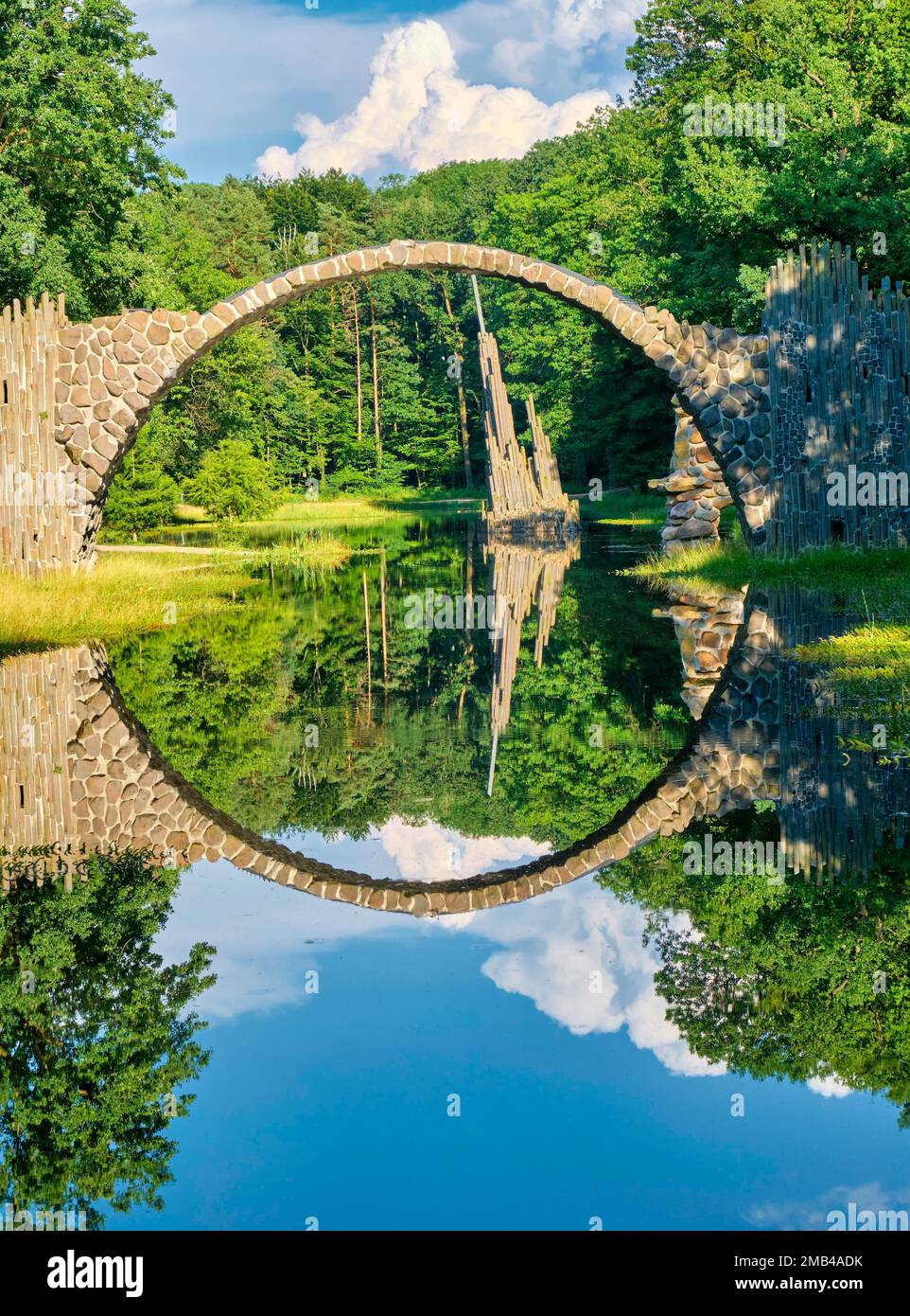 Rakotz-Brücke, auch Teufelsbrücke, und Basaltsäulen, die Orgel, im Azalea- und Rhododendron-Park Kromlau, Gablenz, Sachsen, Deutschland Stockfoto