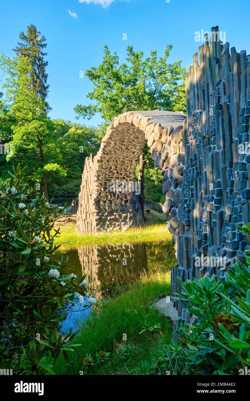 Rakotz-Brücke, auch Teufelsbrücke, auf der Azalea und Rhododendron-Park Kromlau, Gablenz, Sachsen, Deutschland Stockfoto