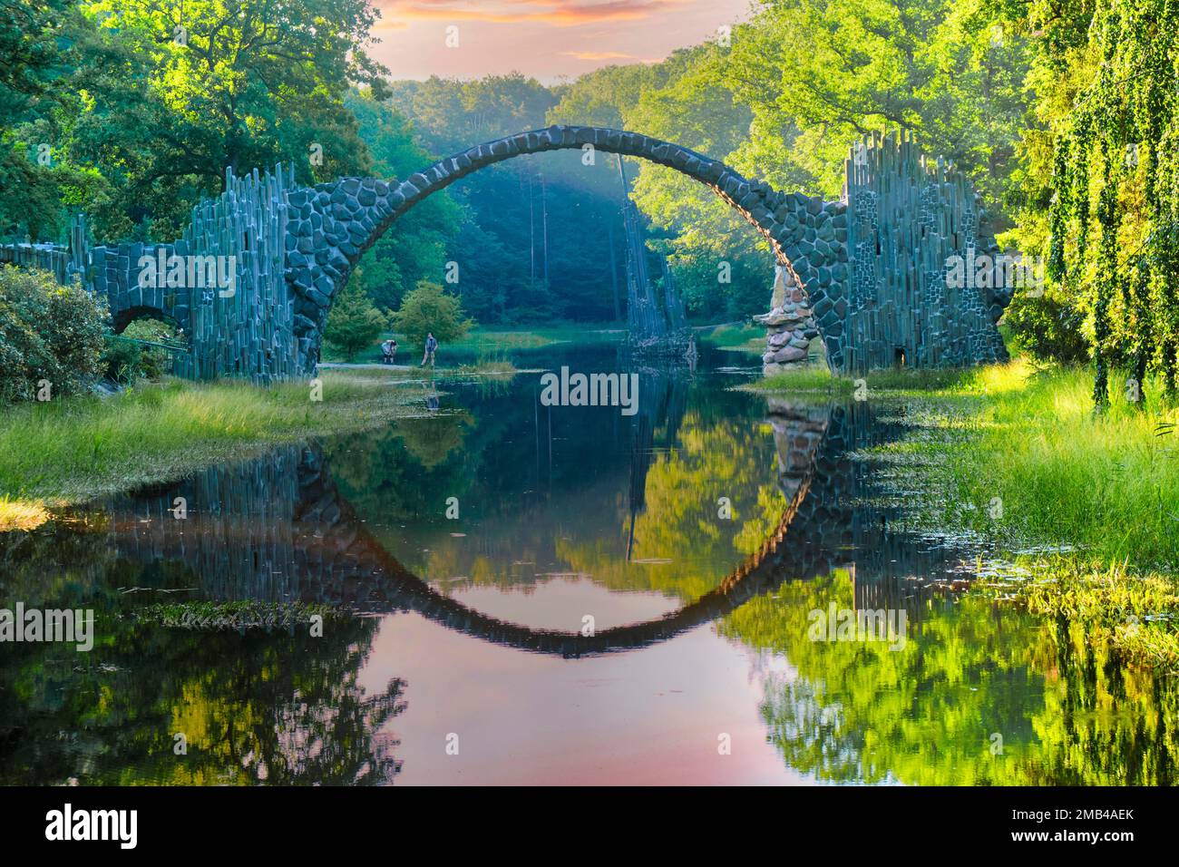 Rakotz-Brücke, auch Teufelsbrücke, auf der Azalea und Rhododendron-Park Kromlau, Gablenz, Sachsen, Deutschland Stockfoto