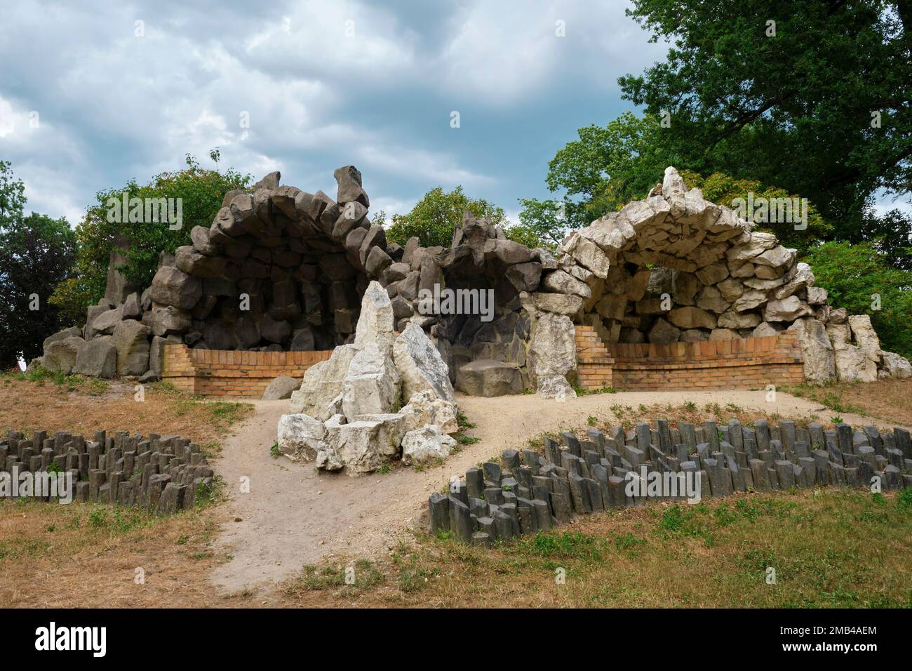 Grotto House Himmel und Hölle in der Azalea und Rhododendron Park Kromlau, Gablenz, Sachsen, Deutschland Stockfoto