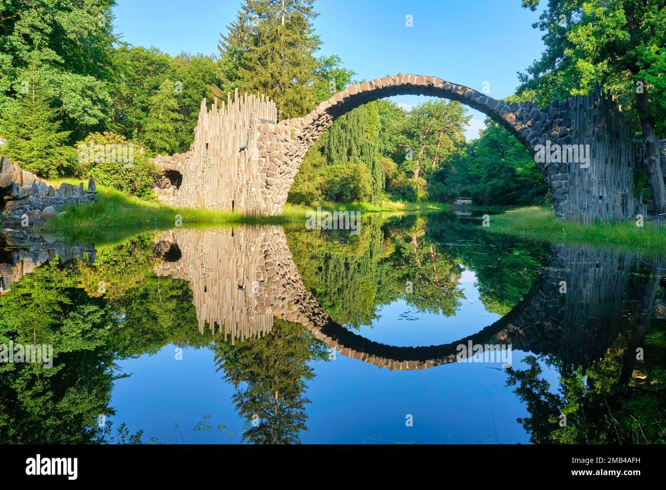 Rakotz-Brücke, auch Teufelsbrücke, auf der Azalea und Rhododendron-Park Kromlau, Gablenz, Sachsen, Deutschland Stockfoto