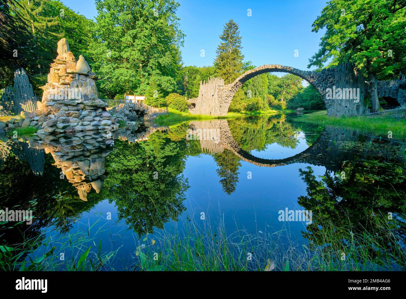 Rakotz-Brücke, auch Teufelsbrücke, auf der Azalea und Rhododendron-Park Kromlau, Gablenz, Sachsen, Deutschland Stockfoto