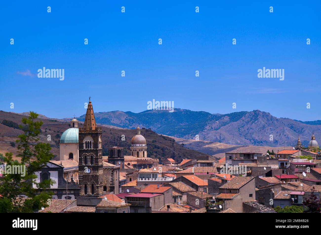Panoramablick auf die Altstadt von Randazzo mit der Kirche Chiesa San Martino, Chiesa San Nicola, Chiesa di Santa Maria Assunta, Sizilien, Italien Stockfoto
