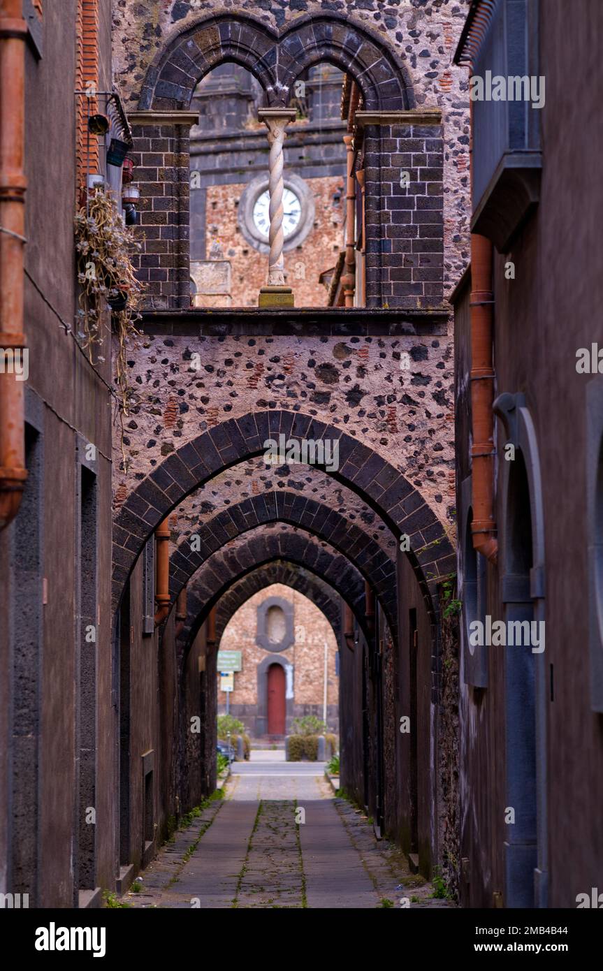 Via degli Archi, Straße der vier Bögen, im hinteren Glockenturm der Kirche Chiesa San Nicola, Randazzo, Sizilien, Italien Stockfoto