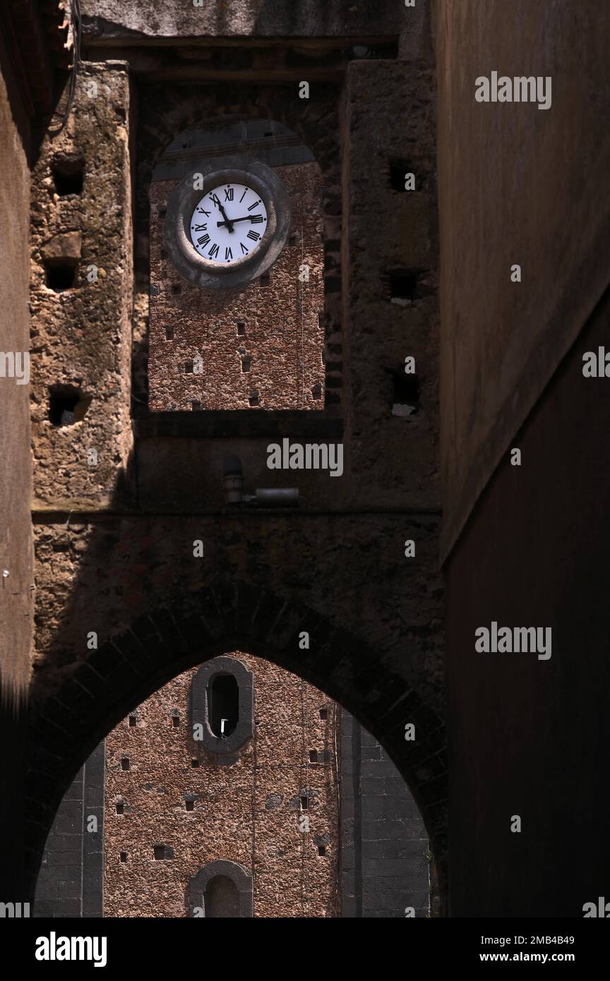 Via degli Archi, Straße der vier Bögen, im hinteren Glockenturm der Kirche Chiesa San Nicola, Altstadt, Randazzo, Sizilien, Italien Stockfoto