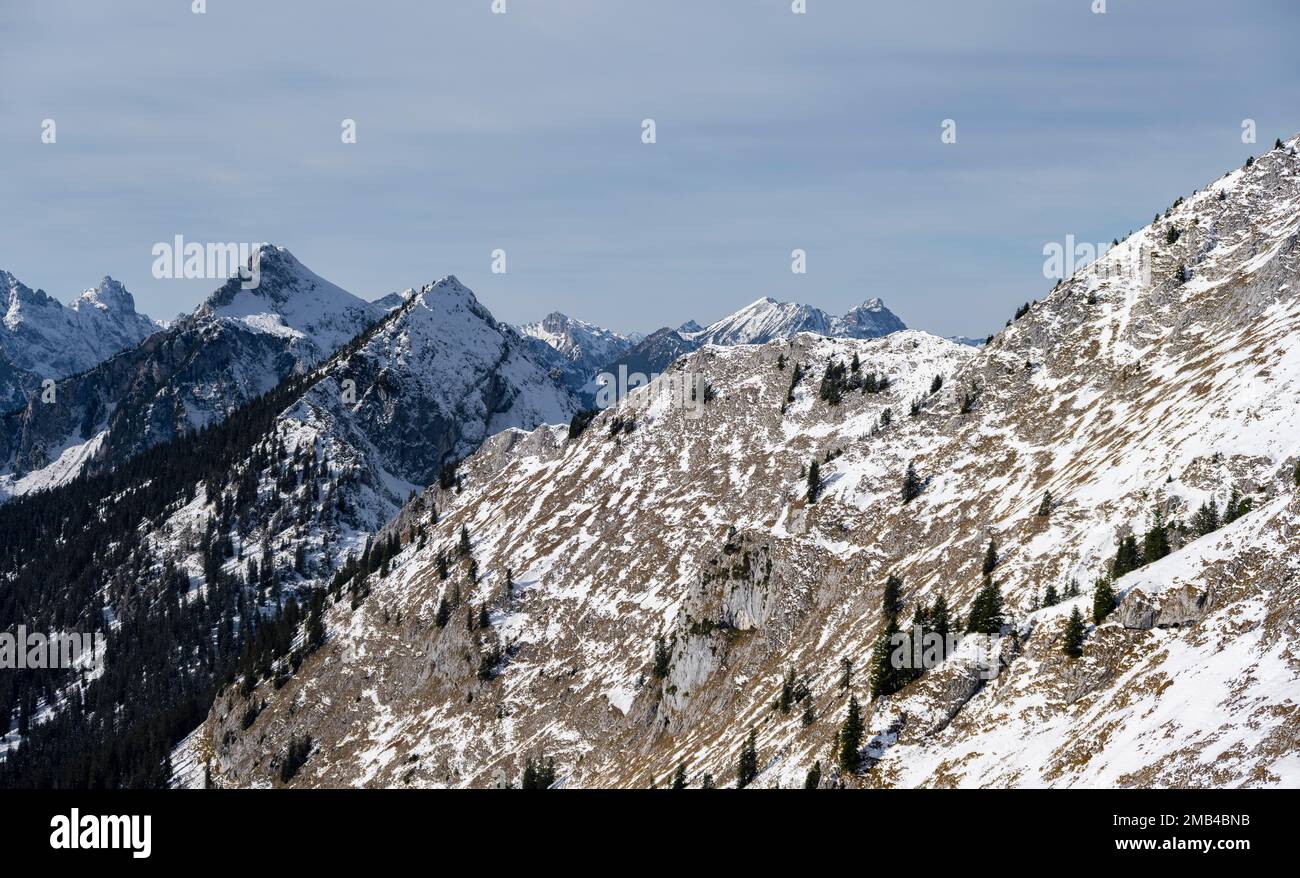 Einsames Bergtal, Blick auf Geierkoepfe, Berge im Winter, Ammergaualpen, Bayern, Deutschland Stockfoto