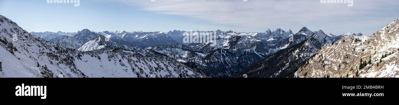 Alpenpanorama, rechts Tannheimer Berge und Geierkoepfe, Mitte Lechtaler Alpen, links Mieminger Kette, Berge im Winter, Ammergau Alpen, Bayern Stockfoto