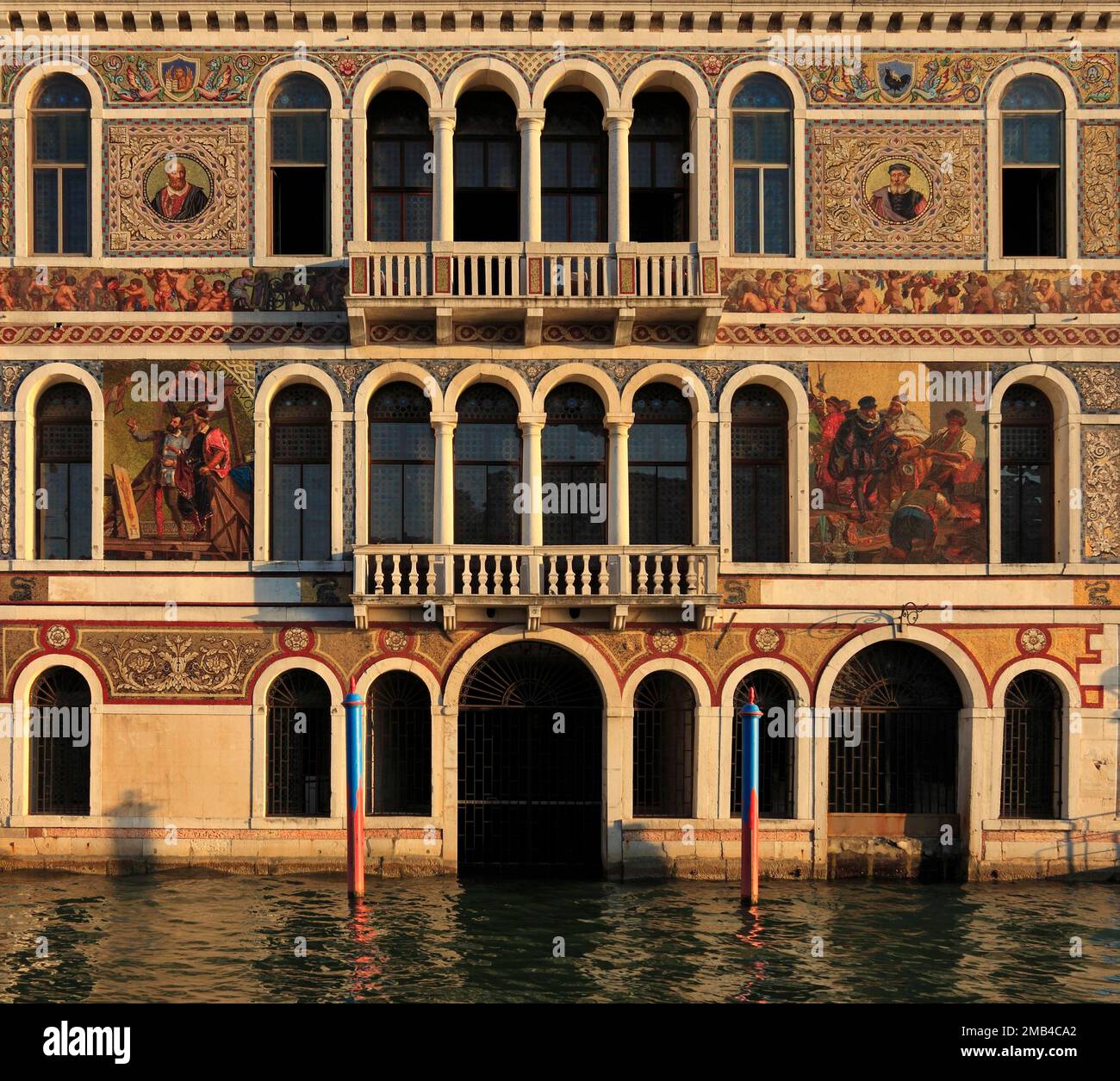 Mosaikgemälde im Palazzo Barbarigo am Canale Grande, Venedig, Italien Stockfoto
