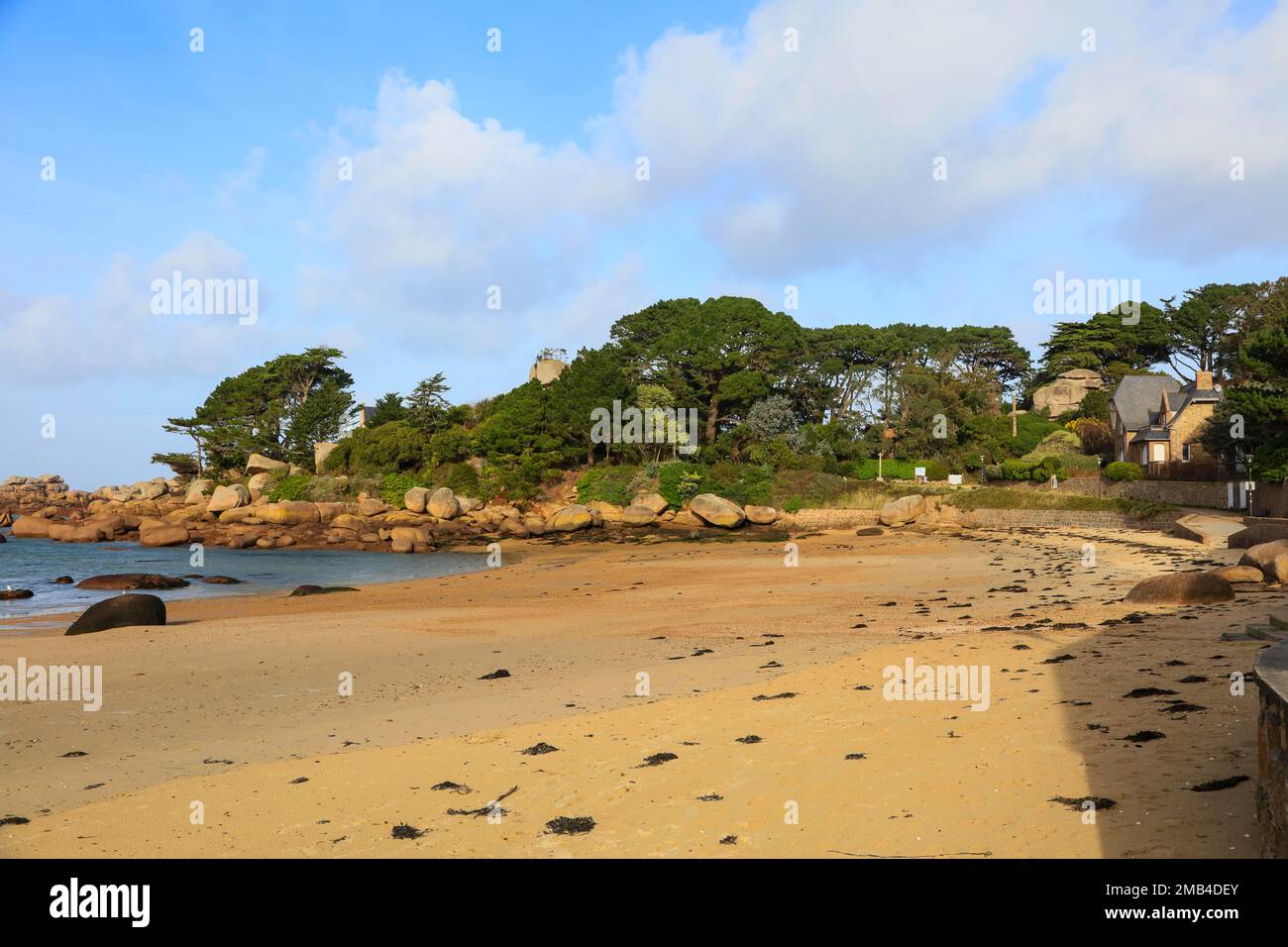 Beach Plage Saint Guirec, Ploumanach, Cote de Granit Rose, Cotes-d'Armor Department, Brittany Breizh Region, Frankreich Stockfoto