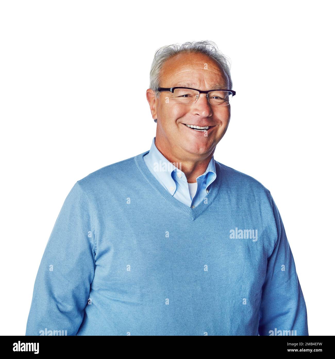 Porträt, zwangloser und älterer Mann im Studio, glücklich und lächelnd, fröhlich und entspannt vor weißem Hintergrund. Inhalt, normales Gesicht und alter Mann genießen Stockfoto
