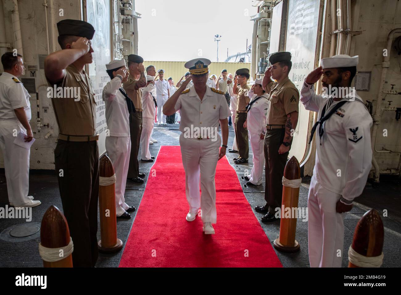 220611-N-PC065-1041 IZMIR, Türkei (11. Juni 2022) Seeleute und Marines, die dem Amphibiendock USS Arlington der Klasse San Antonio (LPD 24) angeschlossen sind, verleihen den türkischen Marinestreitkräften, Vizeadmiral ADM, Auszeichnung. Kadir Yildiz, Befehlshaber, Sea Area South, während er Arlington zum Abschluss der Übung EFES 2022 am 11. Juni 2022 begibt. EFES22 ist eine internationale, gemeinsame Live-Fire-Übung, die sich auf die Verbesserung der Einsatzbereitschaft, die Förderung von Stabilität und Wohlstand in der Region und die Interoperabilität zwischen den USA, der Türkei und den alliierten Nationen konzentriert. Arlington ist Teil der Kearsarge Amphibious Ready Grou Stockfoto