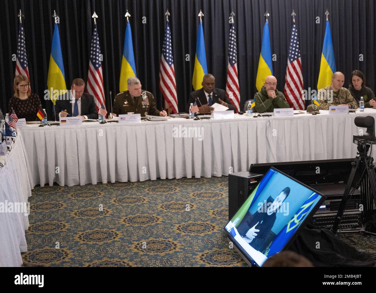 Ramstein, Deutschland. 20. Januar 2023. Der ukrainische Präsident Selenskyj wird auf Video zur Konferenz in der Ukraine in den USA aufgenommen Ramstein-Luftwaffenstützpunkt. Kredit: Boris Roessler/dpa/Alamy Live News Stockfoto