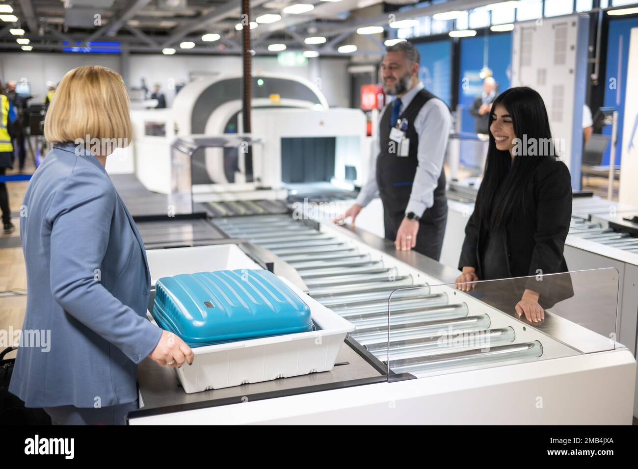 20. Januar 2023, Hessen, Frankfurt/Main: Eine Frau legt während der Präsentation neuer Luftsicherheitskontrollen mit modernen CT-Scannern am Frankfurter Flughafen einen Koffer in eine Kiste an einem Scanner. Der Flughafenbetreiber Fraport organisiert die Kontrollen seit dem 1. Januar 2023. Foto: Sebastian Gollnow/dpa Stockfoto