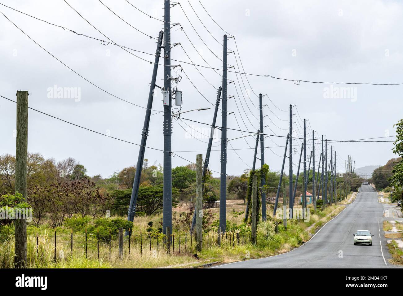 Im Juni 2022 an der Midland Road auf der St. Croix in den USA Jungferninseln. Die Wasser- und Strombehörde der Jungferninseln plant die Installation von 8.584 Verbundwerkstoff-Strommasten im gesamten Gebiet, die besser gegen Hurrikanwind gerüstet sind. Die FEMA hat fast $721,7 Millionen US-Dollar für dauerhafte Reparaturen an elektrischen Verteilersystemen und Umspannwerken auf St. Thomas, St. John, St. Croix und Water Island. FEMA/K.C. Wilsey, Ich Bin'S Stockfoto