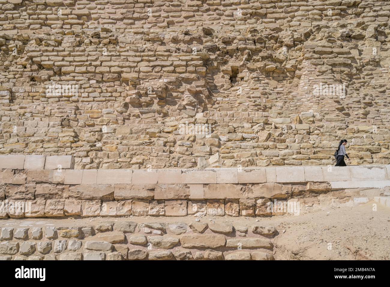 Stiftung, untere Steinreihen, Stufenpyramide von König Djoser, Nekropole von Sakkara, Ägypten Stockfoto