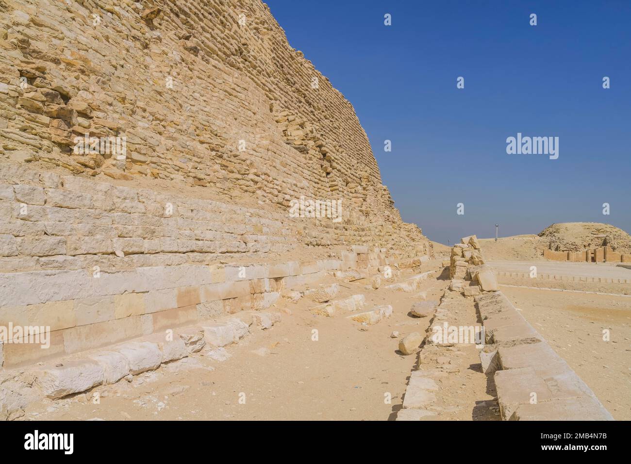 Stiftung, untere Steinreihen, Stufenpyramide von König Djoser, Nekropole von Sakkara, Ägypten Stockfoto