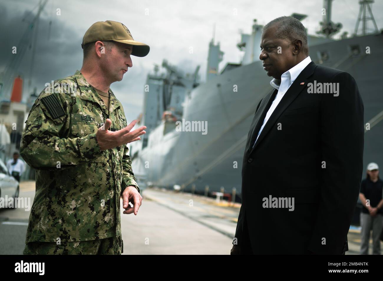 Verteidigungsminister Lloyd J. Austin III spricht mit Rear ADM. Mark Melson, Commander, Logistics Group Western Pacific/Task Force-73 am Marinestützpunkt Sembawang in Singapur, 12. Juni 2022. Austin war in Singapur, um am jährlichen Shangri-La-Dialog des International Institute for Strategic Studies (IISS) 19. mit wichtigen Führern des indo-pazifischen Raums teilzunehmen, um die USA voranzubringen Verteidigungspartnerschaften in der gesamten Region. (DoD-Foto von Chad J. McNeeley) Stockfoto