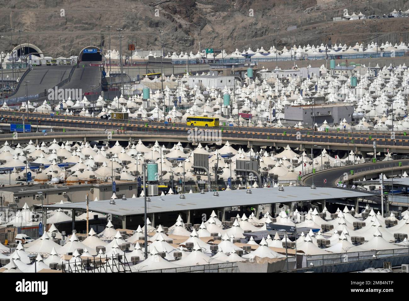 Tents for Muslim pilgrims fill the Mina tent camp during the hajj, in Mecca, Saudi Arabia, Thursday, July 7, 2022. One million pilgrims from across the globe are gathering in the holy city of Mecca in Saudi Arabia to perform the initial rites of the hajj. (AP Photo/Amr Nabil) Stockfoto