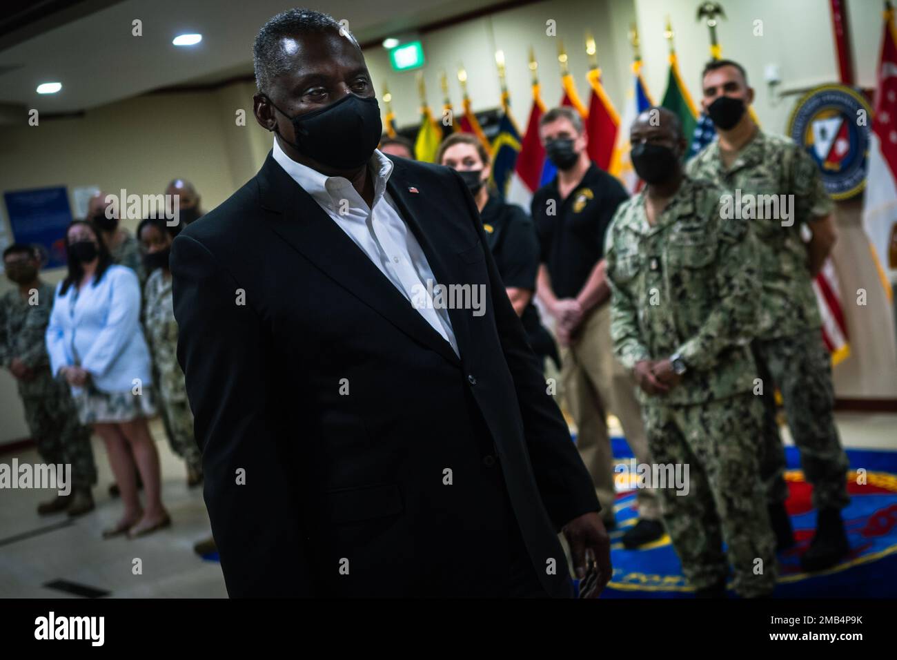 Verteidigungsminister Lloyd J. Austin III spricht mit Mitgliedern des Dienstes, die dem Kommandeur der Logistics Group Western Pacific/Task Force-73 am Marinestützpunkt Sembawang in Singapur am 12. Juni 2022 zugewiesen wurden. Austin war in Singapur, um am jährlichen Shangri-La-Dialog des International Institute for Strategic Studies (IISS) 19. mit wichtigen Führern des indo-pazifischen Raums teilzunehmen, um die USA voranzubringen Verteidigungspartnerschaften in der gesamten Region. (DoD-Foto von Chad J. McNeeley) Stockfoto