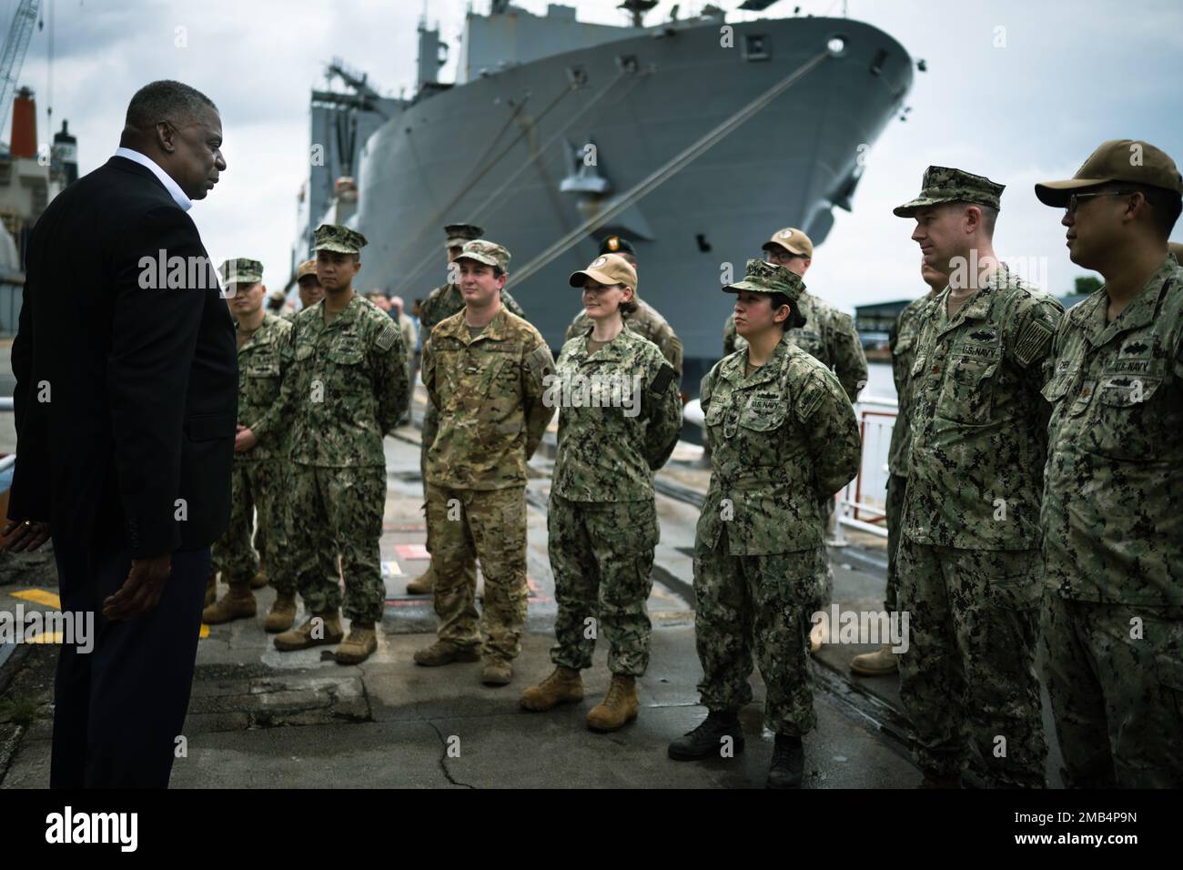 Verteidigungsminister Lloyd J. Austin III spricht mit Mitgliedern des Dienstes, die dem Kommandeur der Logistics Group Western Pacific/Task Force-73 am Marinestützpunkt Sembawang in Singapur am 12. Juni 2022 zugewiesen wurden. Austin war in Singapur, um am jährlichen Shangri-La-Dialog des International Institute for Strategic Studies (IISS) 19. mit wichtigen Führern des indo-pazifischen Raums teilzunehmen, um die USA voranzubringen Verteidigungspartnerschaften in der gesamten Region. (DoD-Foto von Chad J. McNeeley) Stockfoto