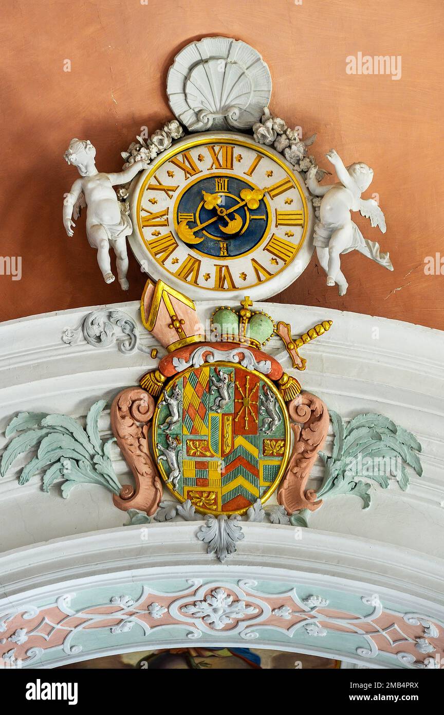 Uhr und Wappen, St. Stephanskirche, Rettenberg, Allgaeu, Bayern, Deutschland Stockfoto