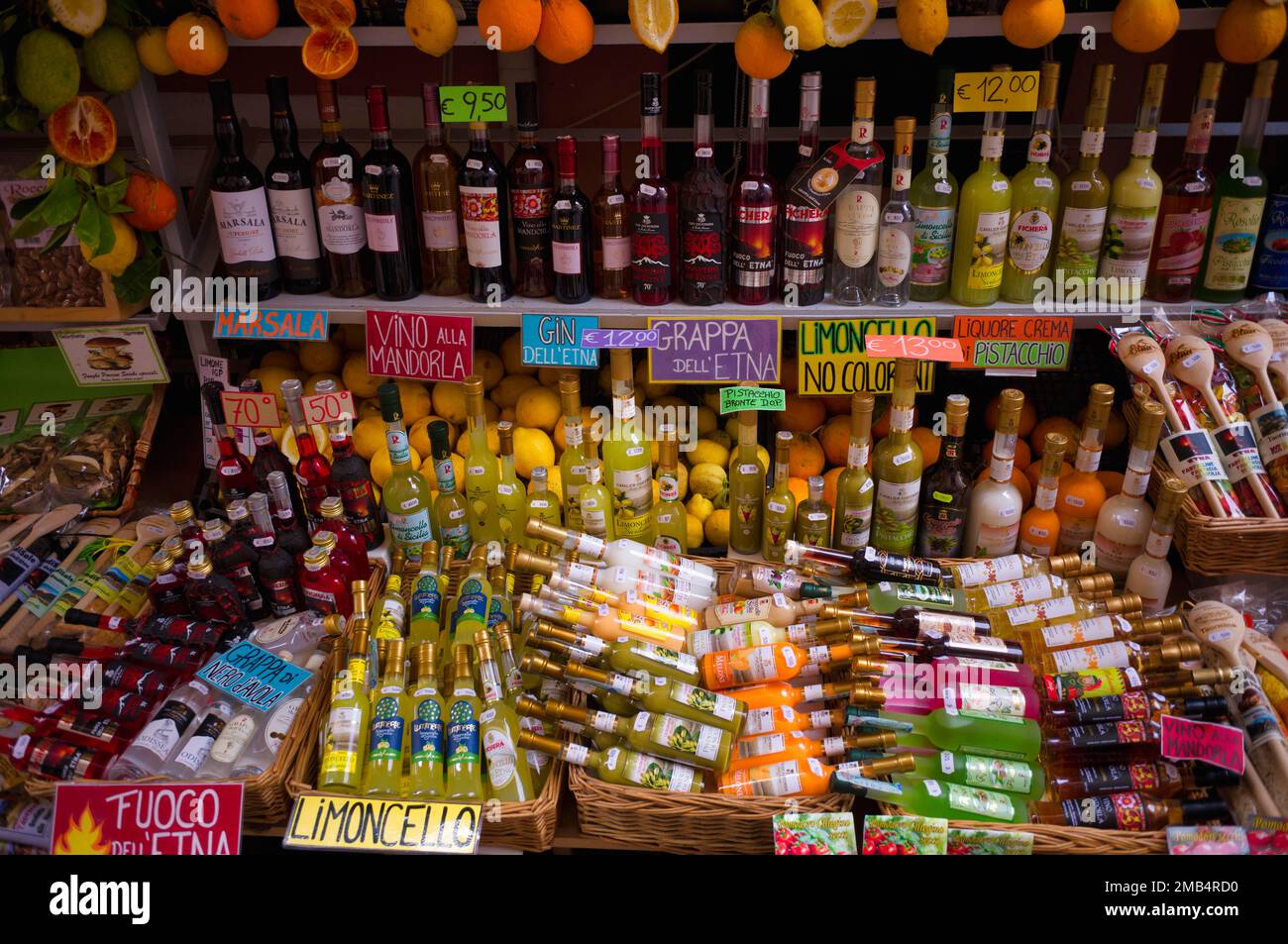 Ladenausstellung, sizilianische Spezialitäten, Liköre, Limoncello, Grappa, Pistazienlikör, marsala, Gin, Taormina, Sizilien, Italien Stockfoto