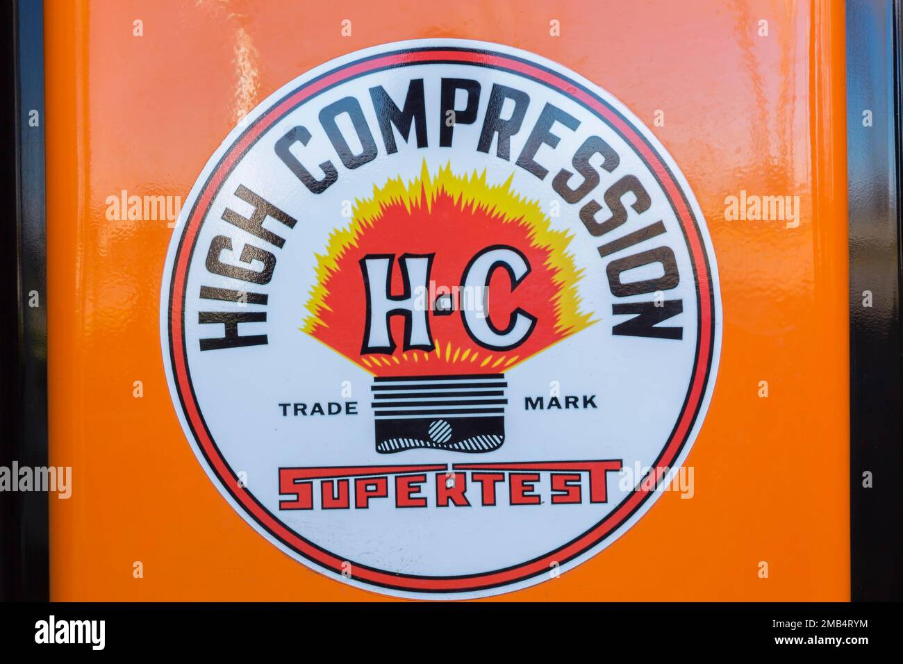 High Compression HC-Logo auf klassischer Zapfsäule, Quebec, Kanada Stockfoto