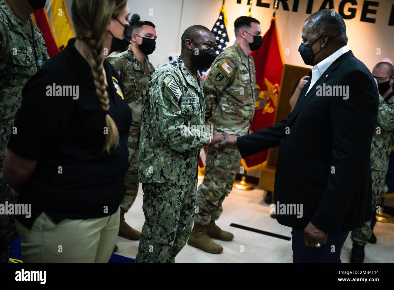 Verteidigungsminister Lloyd J. Austin III spricht mit Mitgliedern des Dienstes, die dem Kommandeur der Logistics Group Western Pacific/Task Force-73 am Marinestützpunkt Sembawang in Singapur am 12. Juni 2022 zugewiesen wurden. Austin war in Singapur, um am jährlichen Shangri-La-Dialog des International Institute for Strategic Studies (IISS) 19. mit wichtigen Führern des indo-pazifischen Raums teilzunehmen, um die USA voranzubringen Verteidigungspartnerschaften in der gesamten Region. (DoD-Foto von Chad J. McNeeley) Stockfoto