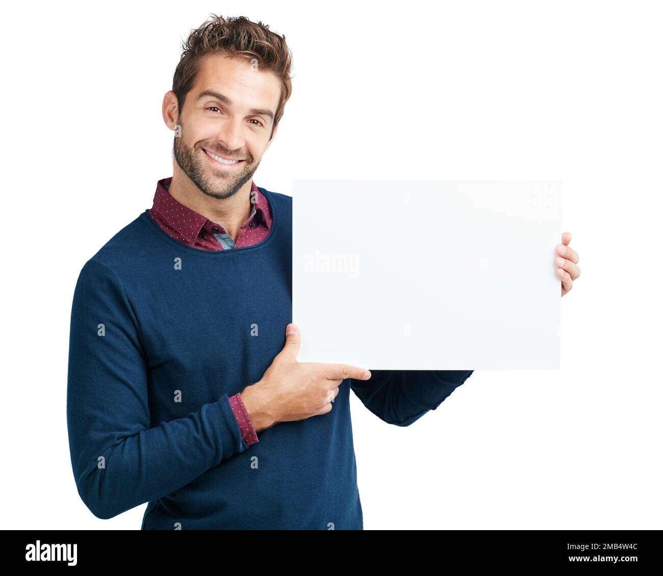 Porträt, leere Tafel oder Geschäftsmann mit Mockup-Bereich für Produktwerbung, Marketing oder Branding-Poster im Studio. Model, Lächeln oder Männchen mit Stockfoto