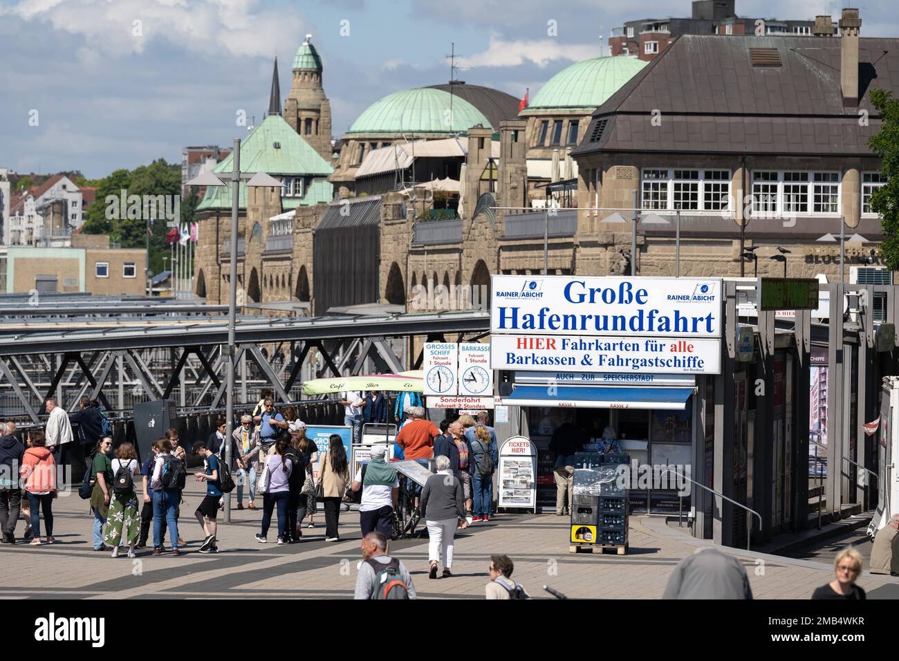 Touristen auf den Landungsbrücken, Hamburg Stockfoto