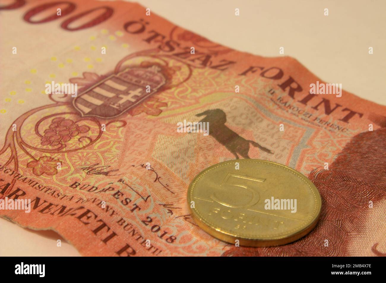 Ungarische Münze von 5 Forint und ungarisches Papiergeld von 500 Forint . Geld Ungarns. Economy oder Währung. Kredit und Kredit. Steuern und Inflation. Stockfoto