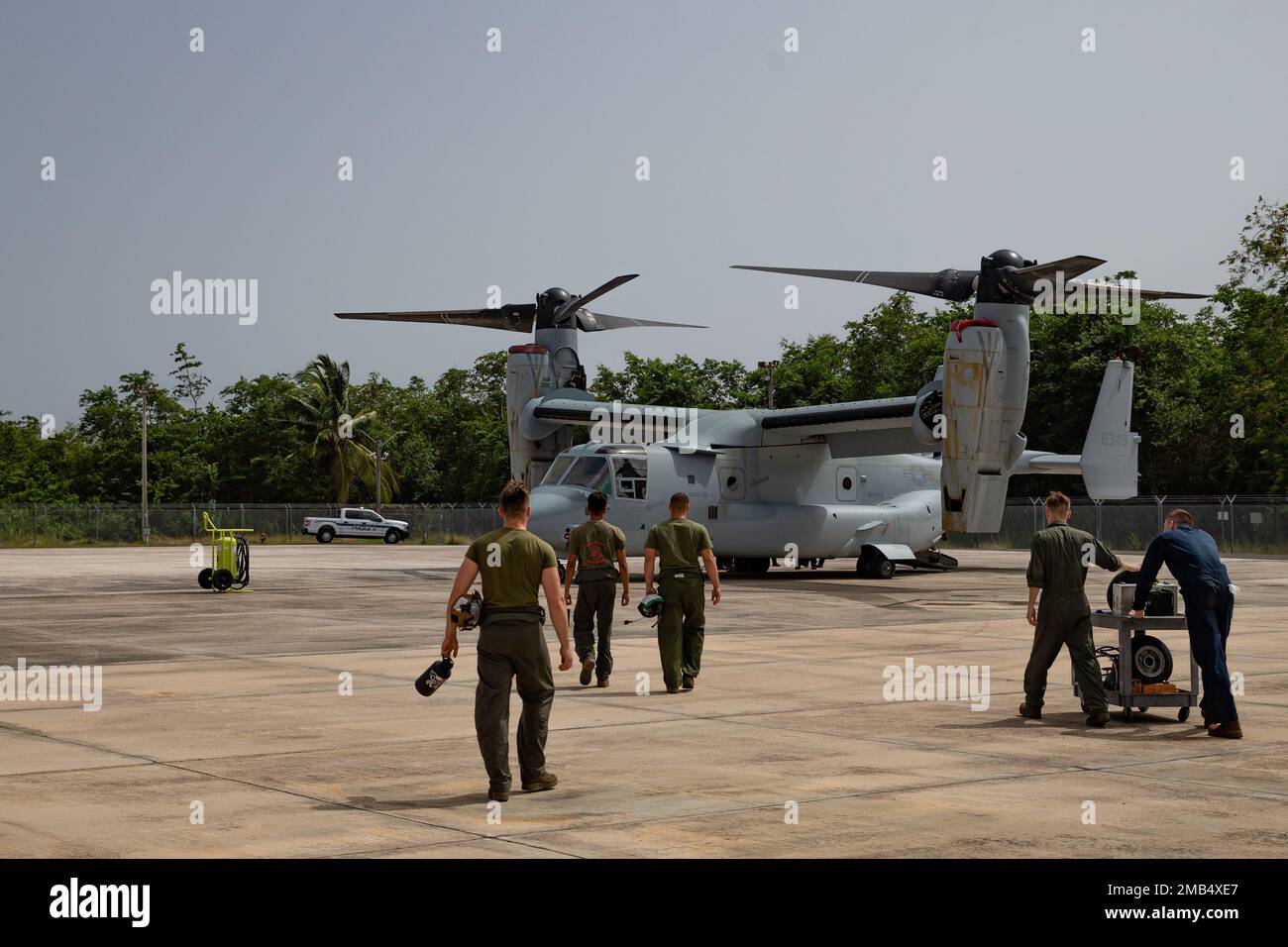 USA Marines mit Marine Medium Tiltrotor Squadron (VMM) 266 führen während der französisch-karibischen Übung Caraibes 22 am Luftwaffenstützpunkt Muniz, Puerto Rico, am 12. Juni 2022 Vorflugwartungen durch. Caraibes 22 ist eine von Frankreich geführte, groß angelegte gemeinsame Ausbildungsübung in der Karibik, bei der Marine-, Luft- und Landressourcen der französischen, US- und regionalen Streitkräfte eingesetzt werden, die sich auf simulierte Naturkatastrophen konzentrieren. VMM-266 ist eine Untereinheit von 2. Marine Aircraft Wing, dem Luftkampfelement der II Marine Expeditionary Force. Stockfoto