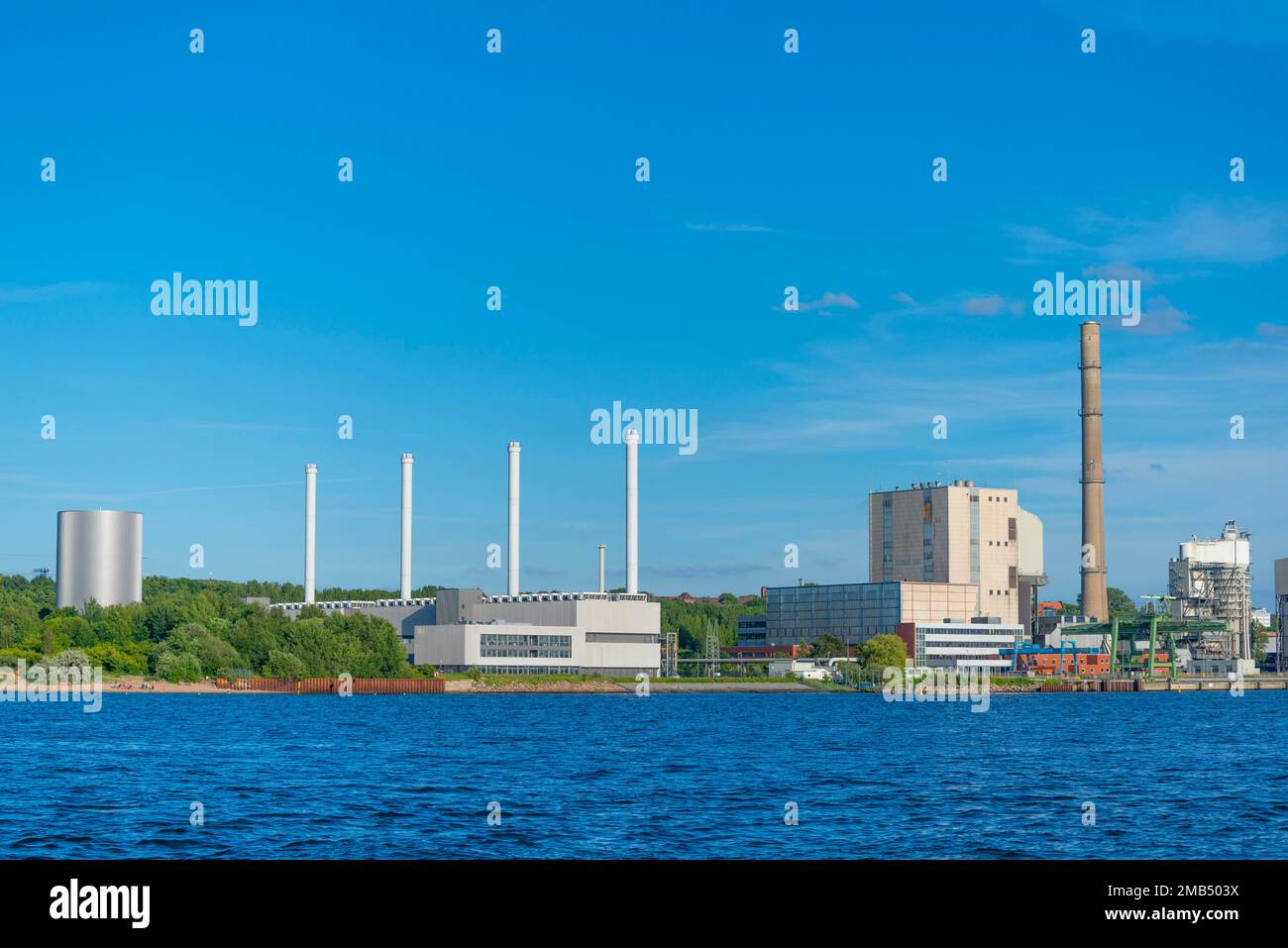 Modernes Küstenkraftwerk (links), stillgelegtes Kohlekraftwerk (rechts), Ostküste Hasselfelde, kommunales Versorgungsunternehmen Kiel, Stromerzeugung, Naturenergie Stockfoto