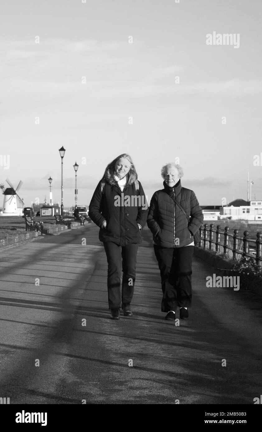 Zwei reizende Damen am Meer, Lytham St Annes, Lancashire, Großbritannien, Europa am Donnerstag, 19., Januar 2023 Stockfoto