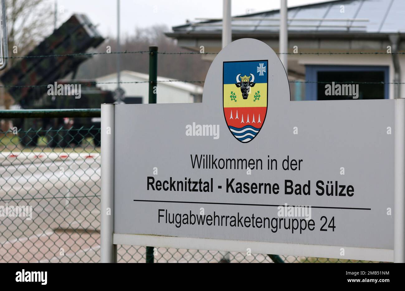 20. Januar 2023, Mecklenburg-Vorpommern, Bad Sülze: Der Eingang zu den Kasernen von Recknitztal, Heimat der Flugabwehrraketenabwehr-Gruppe 24, links ein mobiler Startplatz des Luftabwehrsystems Patriot. In den kommenden Tagen soll die Übertragung der Patriot-Systeme von Bad Sülze nach Polen beginnen. Insgesamt sollen drei Staffeln den Schutz kritischer Infrastrukturen des NATO-Verbündeten in der Nähe der Grenze zur Ukraine gewährleisten. Foto: Bernd Wüstneck/dpa Stockfoto