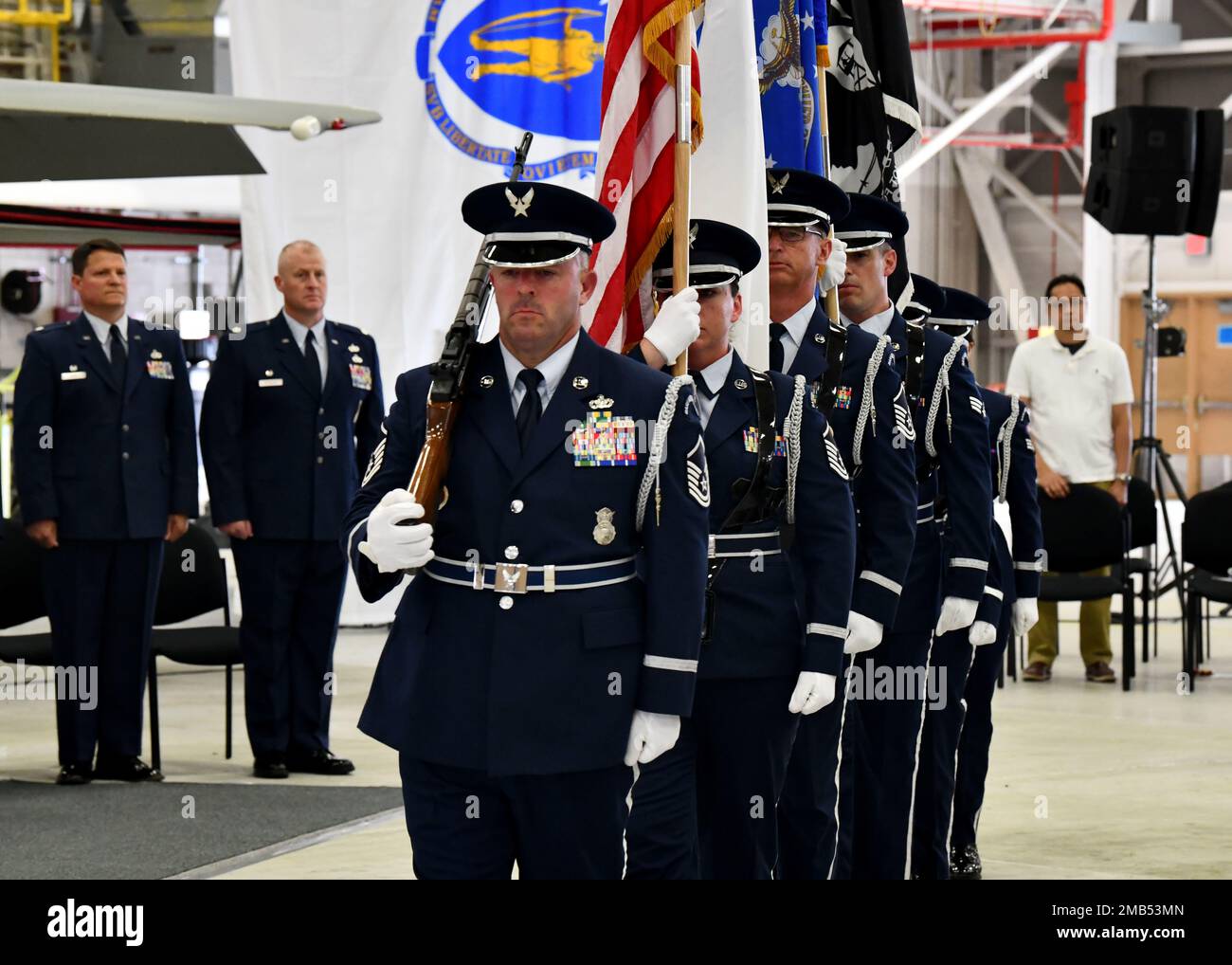 Der 104. Fighter Wing begrüßt die USA Oberstleutnant der Luftwaffe David „Moon“ Halasi-Kun als neuer Wagenkommandant während einer Zeremonie zum Kommandowechsel am 12. Juni 2022 in Barnes Air National Guard Base, Massachusetts. Halasi-Kun übernahm das Kommando über den Flügel von Oberst William T. „Sling“ Bladen, der seit dem 8. Juni 2020 Befehlshaber war. Stockfoto