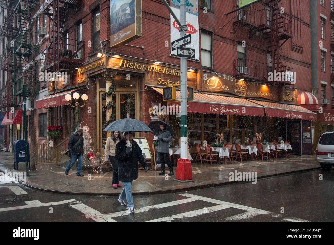 Maulbeerstraße an einem verschneiten Weihnachtsmorgen, Little Italy, New York Stockfoto