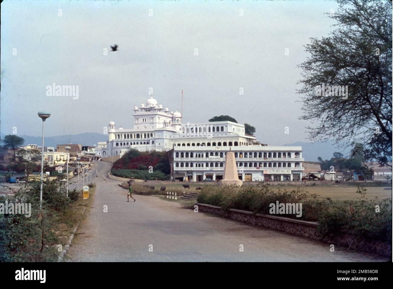 Anandpur Sahib, manchmal einfach als Anandpur bezeichnet, ist eine Stadt im Bezirk Rupnagar im indischen Bundesstaat Punjab. In der Nähe des Flusses Sutlej gelegen, ist die Stadt einer der heiligsten Orte im Sikhismus. Ort, an dem die letzten beiden Sikh Gurus, Guru Tegh Bahadur und Guru Gobind Singh, lebten. Gegründet 1665. Stockfoto