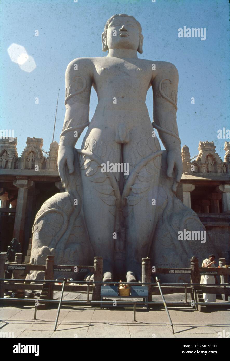 Shravanabelagola ist ein wichtiges Pilgerzentrum Jain in Karnataka. Die höchste freistehende Statue von Gomateshwara wurde aus einem einzigen Stein geschnitzt. Eine riesige, 57 m hohe Statue von Bahubali, die höchste monolithische Steinstatue der Welt, die aus einem einzigen Granitblock geschnitzt wurde. Stockfoto