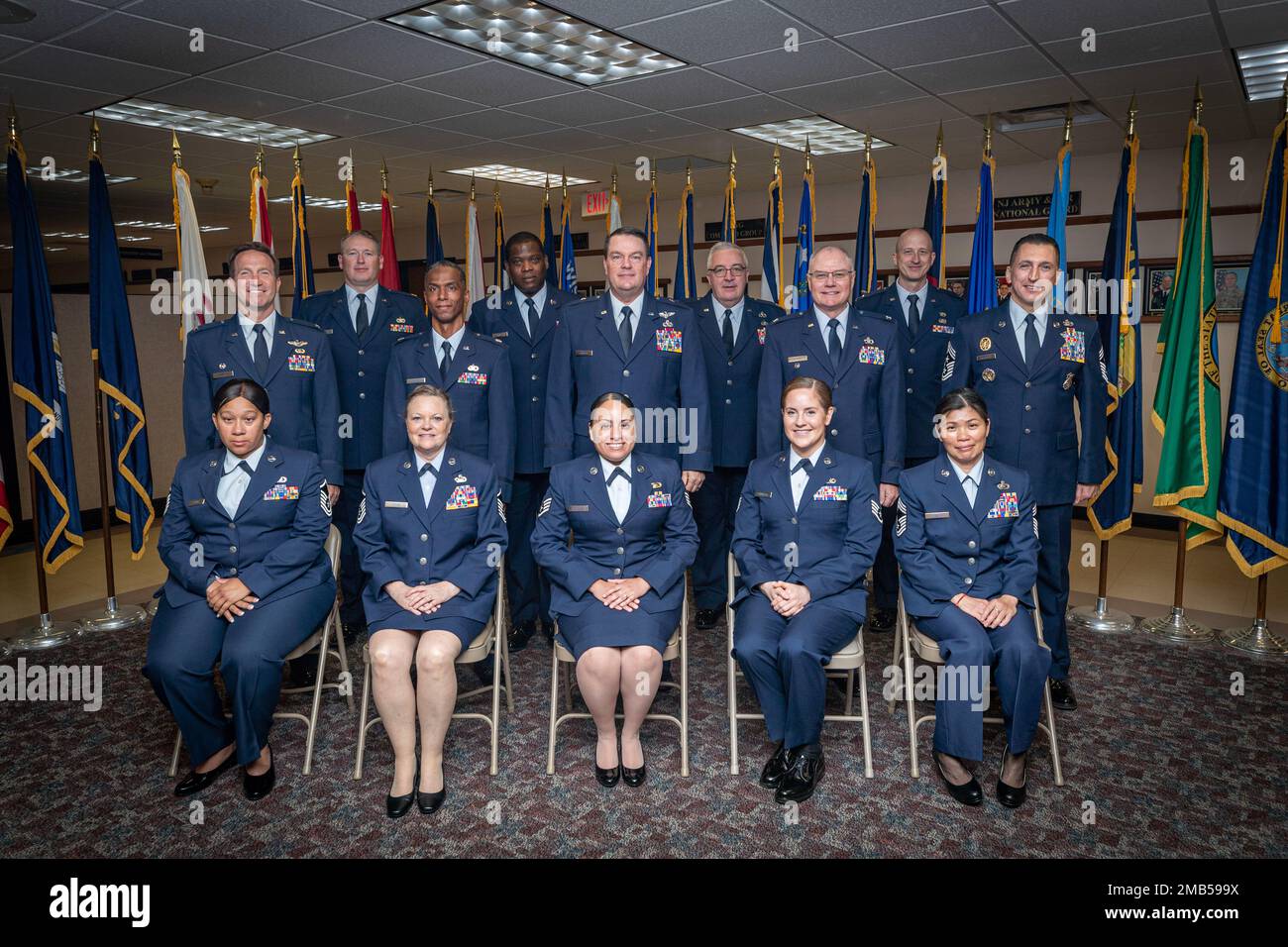 USA Air Force Airmen mit New Jersey Joint Force Headquarters-Air Stand für ein Porträt auf Joint Base McGuire-Dix-Lakehurst, New Jersey, 12. Juni 2022. Untere Reihe, von links nach rechts: Master Sgt. Tamyka Spring, Master Sgt. Sydney Fuchs, Staff Sgt. Jennifer Rodriguez, Staff Sgt. Michele Sangillo, Chief Sgt. Bobbie Panger. Mittlere Reihe: Oberstleutnant John Cosgrove, Oberstleutnant Terrell Walker, Brig. General Patrick Kennedy, Oberst James Layton, Oberkommandodirektor Michael Rakauckas. Hintere Reihe: Major Roy Blackledge, Senior Master Sgt. Floyd Henry, LT. Oberstleutnant Michael Greaves, 1. LT. Daniel Walker. Stockfoto