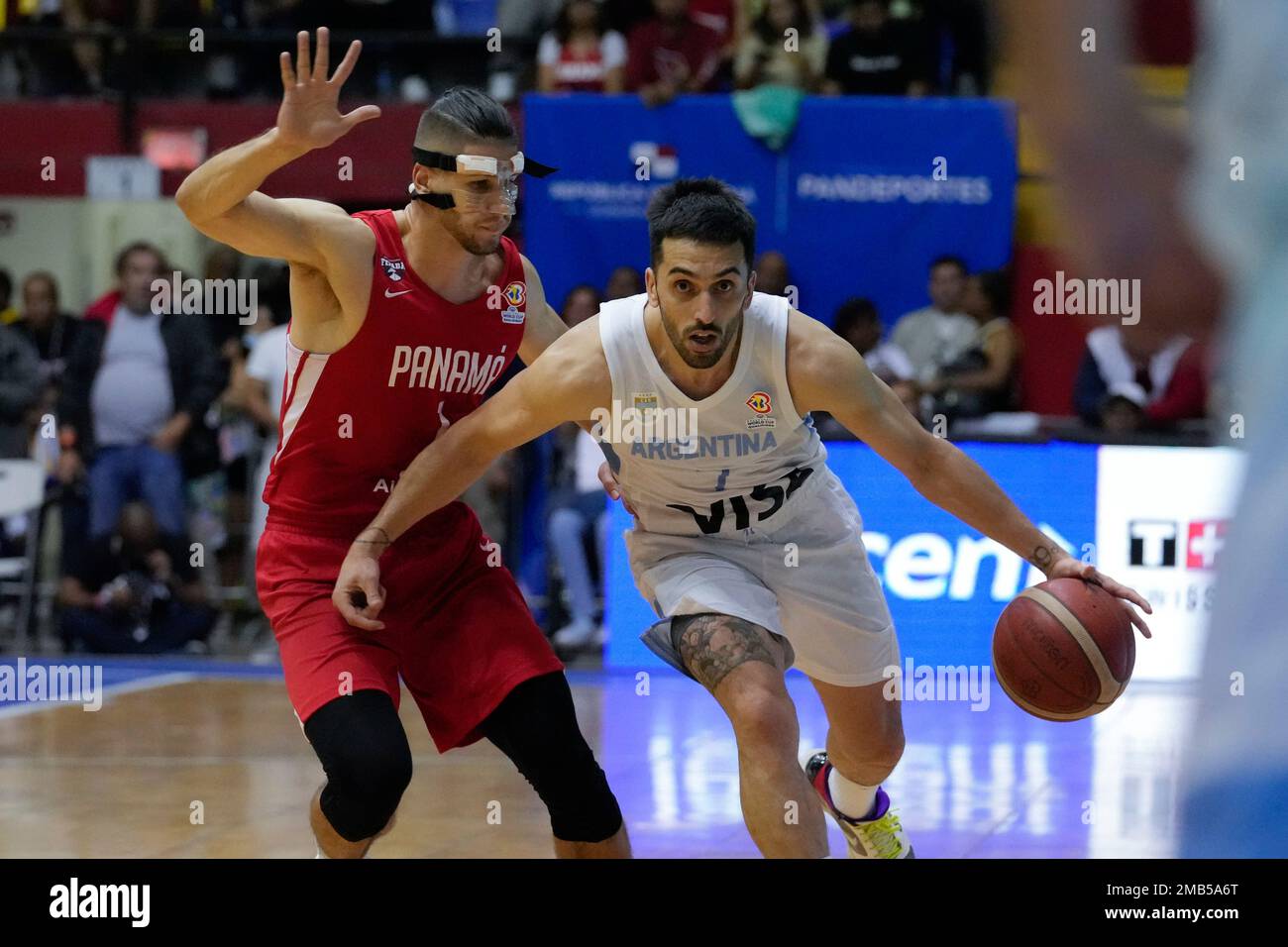 Argentina's Facundo Campazzo, right, drives to the basket as Panama's Eugenio Luzcando tries to block him during the FIBA Americas qualifiers for the 2023 Basketball World Cup at Roberto Duran arena in Panama City, Sunday, July 3, 2022. (AP Photo/Arnulfo Franco) Stockfoto