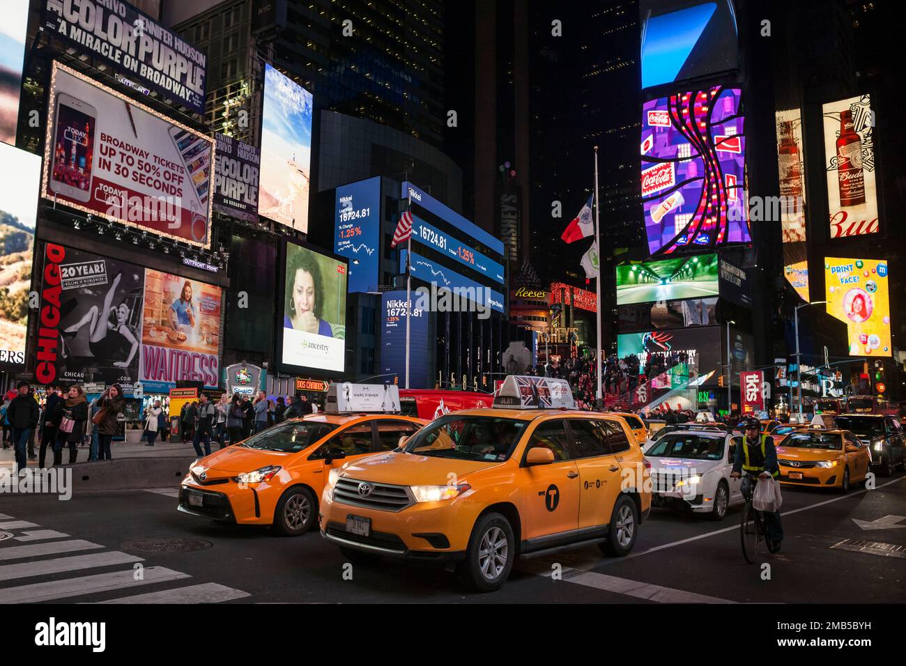 Nachtblick auf den Times Square Verkehr und Neonschilder, New York Stockfoto