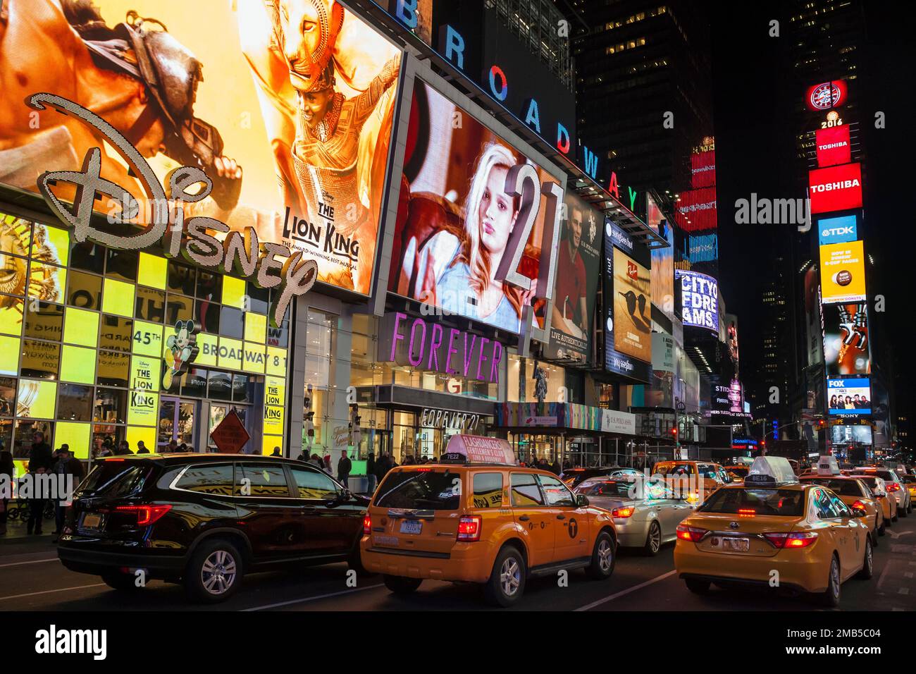 Nachtblick auf den Times Square Verkehr und Neonschilder, New York Stockfoto