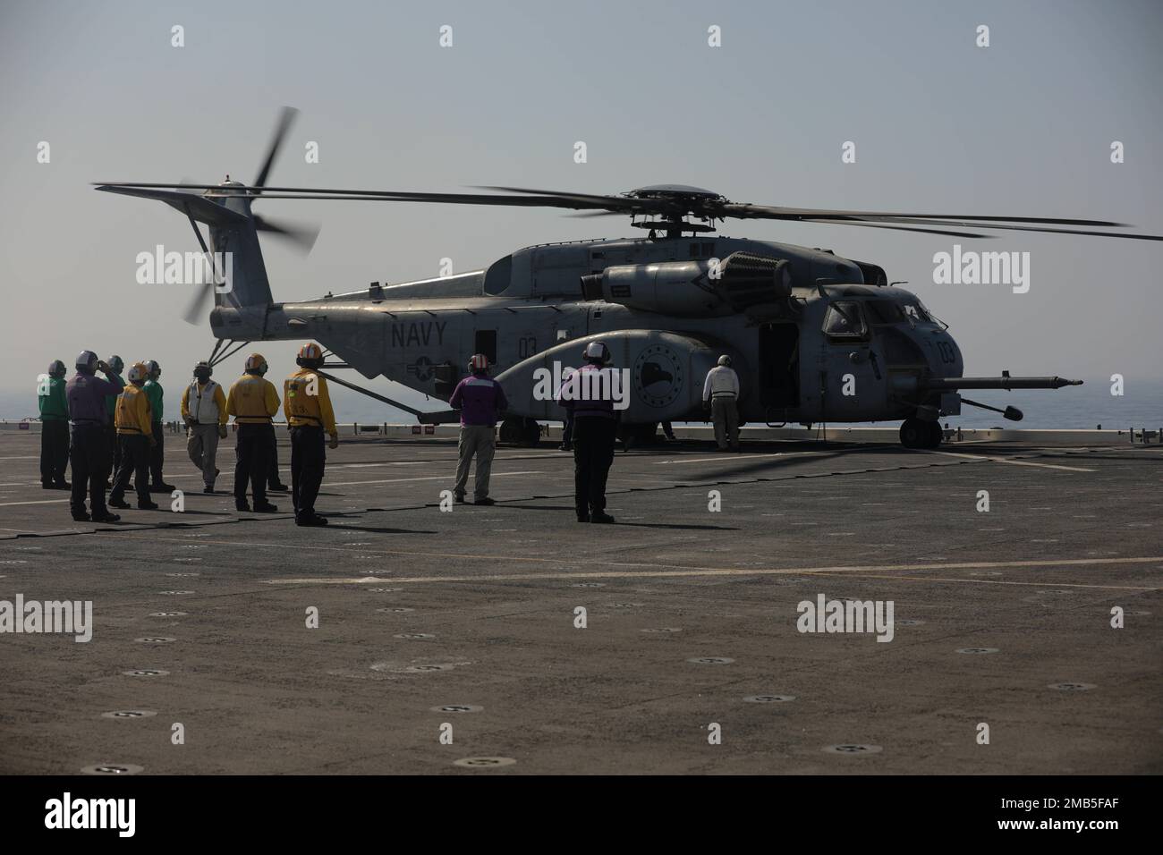 220612-A-EQ028-1025 SEELEUTE AUS DEM ARABISCHEN GOLF (12. Juni 2022) entladen Fracht von einem MH-53 Sea Dragon Helikopter an Bord der Expeditionshalle USS Lewis B. Puller (ESG 3) während der Übung Iron Defender im Arabischen Golf, 12. Juni. Iron Defender ist eine jährliche bilaterale Schulungsveranstaltung zwischen den USA Zentralkommando der Marinekräfte und Streitkräfte aus den Vereinigten Arabischen Emiraten. Die Übung konzentriert sich auf Maßnahmen zur Gefahrenabwehr im Seeverkehr, Minenabwehrmaßnahmen und Hafenschutz. Stockfoto