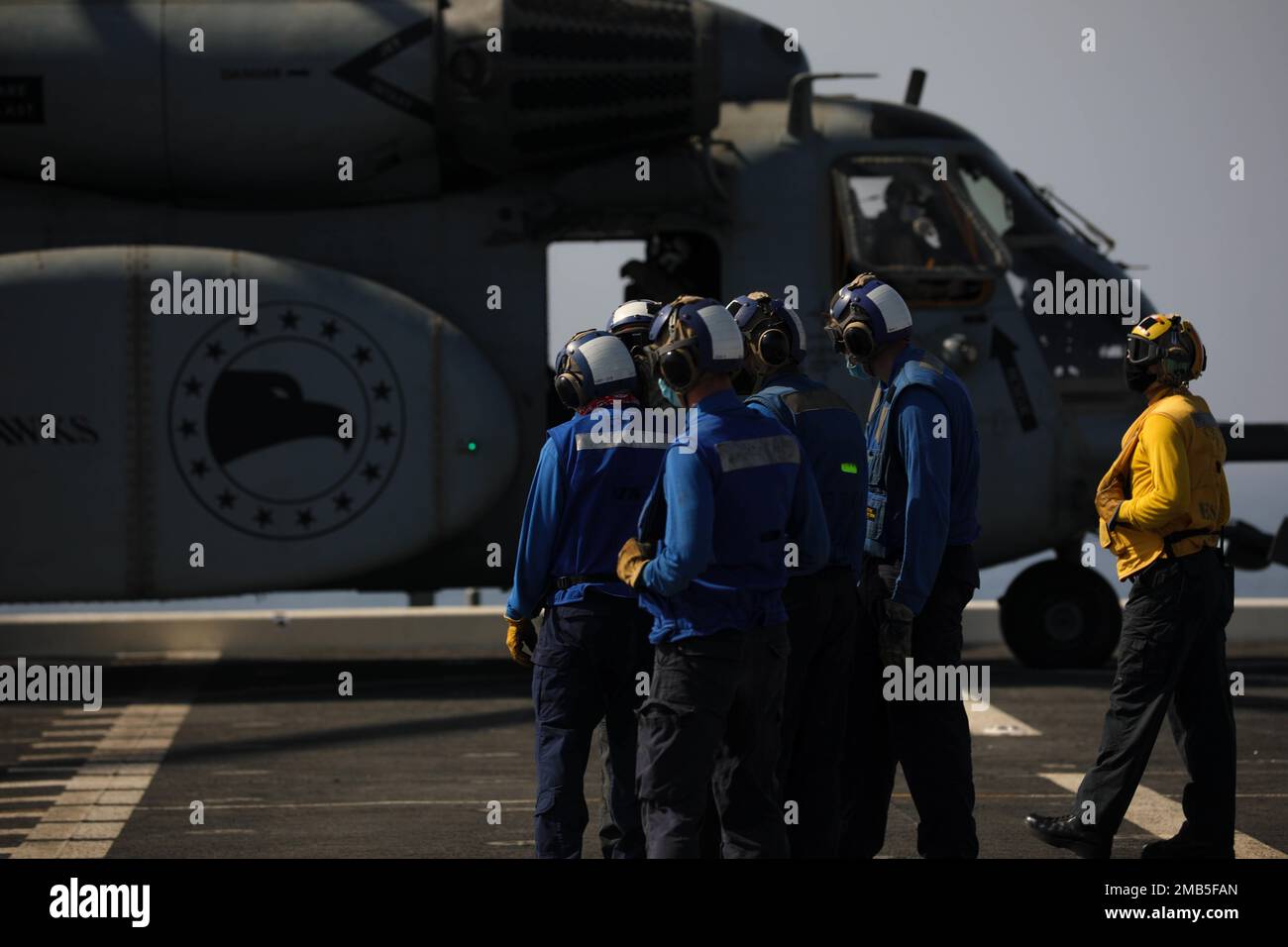 220612-A-EQ028-1029 SEELEUTE AUS DEM ARABISCHEN GOLF (12. Juni 2022) entladen Fracht von einem MH-53 Sea Dragon Helikopter an Bord der Expeditionshalle USS Lewis B. Puller (ESG 3) während der Übung Iron Defender im Arabischen Golf, 12. Juni. Iron Defender ist eine jährliche bilaterale Schulungsveranstaltung zwischen den USA Zentralkommando der Marinekräfte und Streitkräfte aus den Vereinigten Arabischen Emiraten. Die Übung konzentriert sich auf Maßnahmen zur Gefahrenabwehr im Seeverkehr, Minenabwehrmaßnahmen und Hafenschutz. Stockfoto