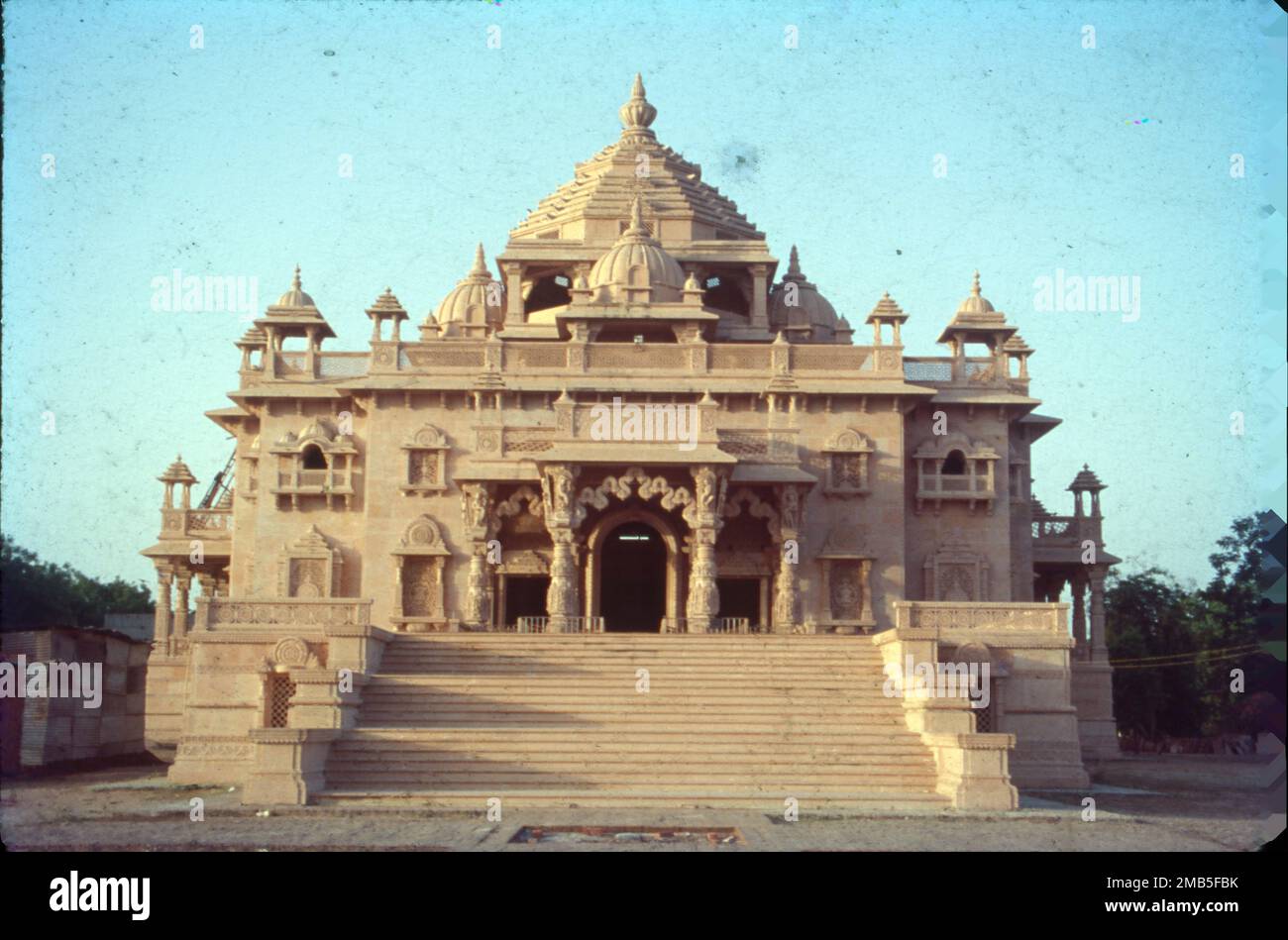 Swaminarayan Akshardham In Gandhinagar Gujarat Indien Ist Ein Gro Er   Swaminarayan Akshardham In Gandhinagar Gujarat Indien Ist Ein Grosser Hinduistischer Tempelkomplex Inspiriert Von Yogiji Maharaj Dem Vierten Spirituellen Nachfolger Von Swaminarayan Und Geschaffen Von Pramukh Swami Maharaj Dem Funften Spirituellen Nachfolger Von Swaminarayan Gemass Der Baps Bezeichnung Swaminarayan Hinduismus 2mb5fbk 