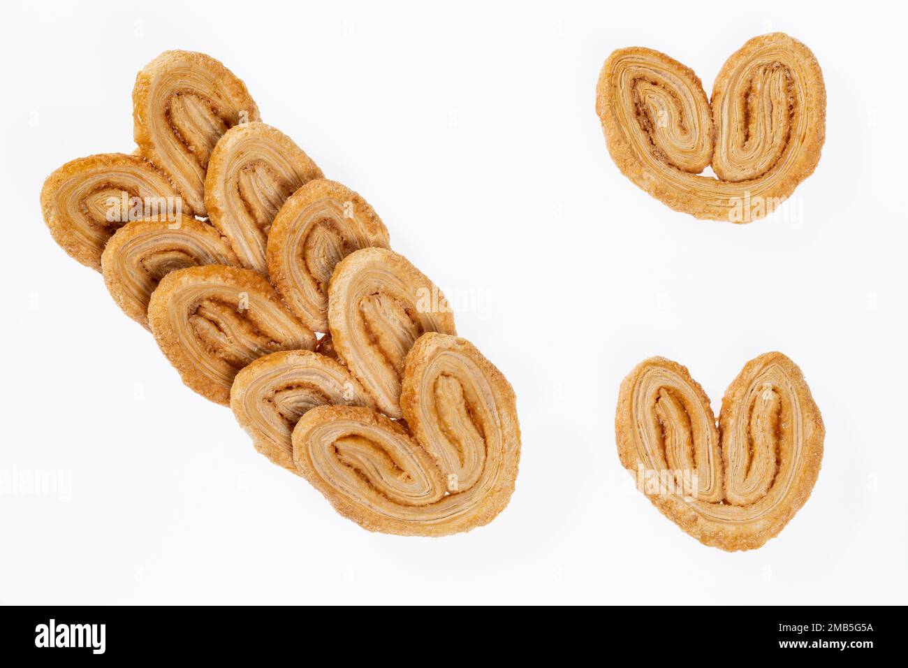 Bäckerei Und Gebäck – Leckere Blätterteigherzen Mit Zucker Bedeckt; Weißer Fotohintergrund Stockfoto