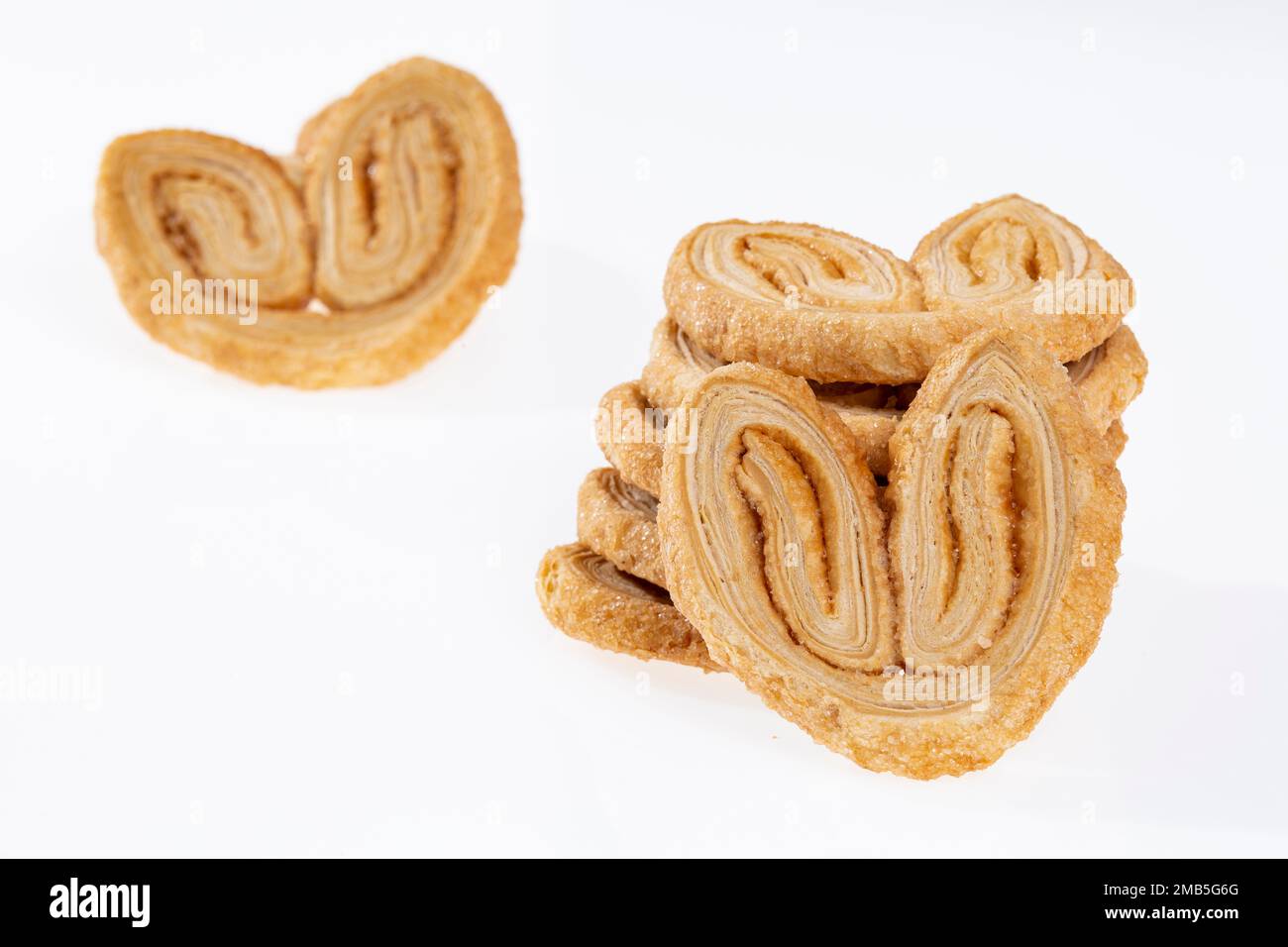 Bäckerei Und Gebäck – Leckere Blätterteigherzen Mit Zucker Bedeckt; Weißer Fotohintergrund Stockfoto